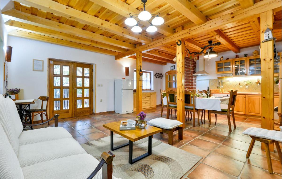 Stunning home in Jalzabet with Jacuzzi and 2 Bedrooms - Housity