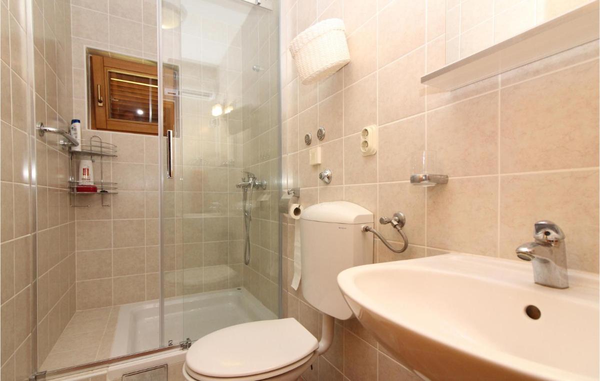 Stunning home in Jalzabet with Jacuzzi and 2 Bedrooms - Housity