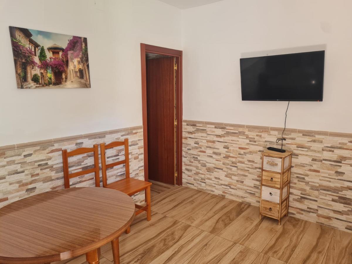 Una televisión o centro de entretenimiento en Hotel Balneario Fuentes del Trampal