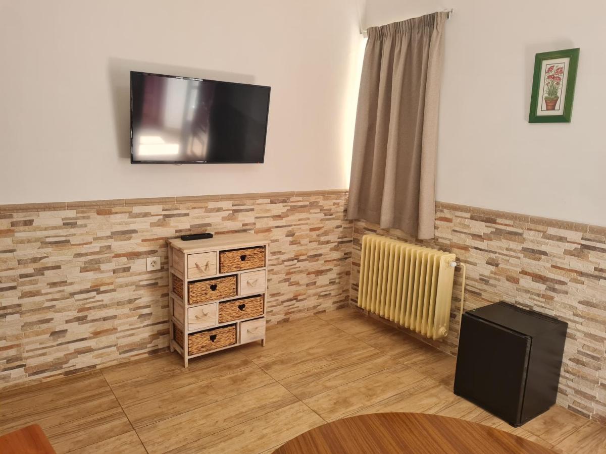 Una televisión o centro de entretenimiento en Hotel Balneario Fuentes del Trampal