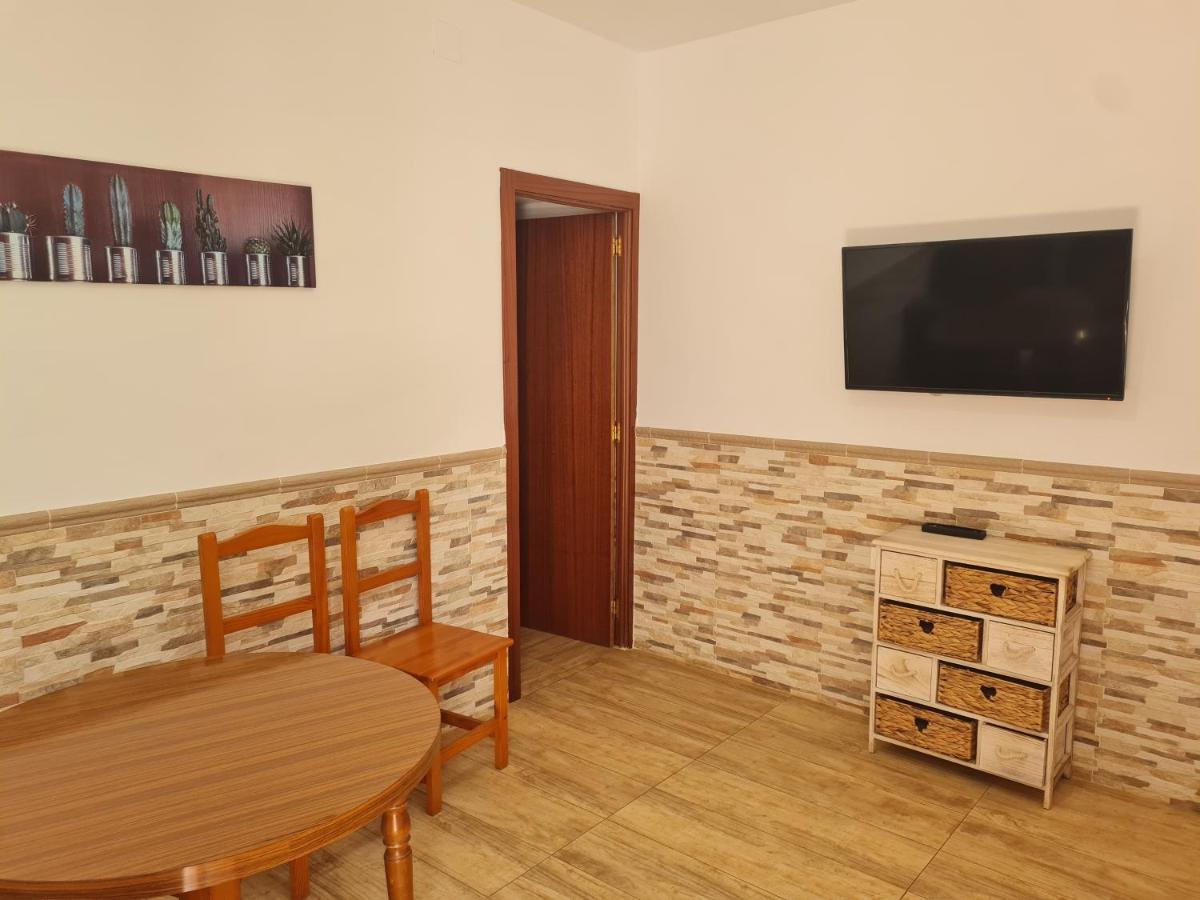 Una televisión o centro de entretenimiento en Hotel Balneario Fuentes del Trampal