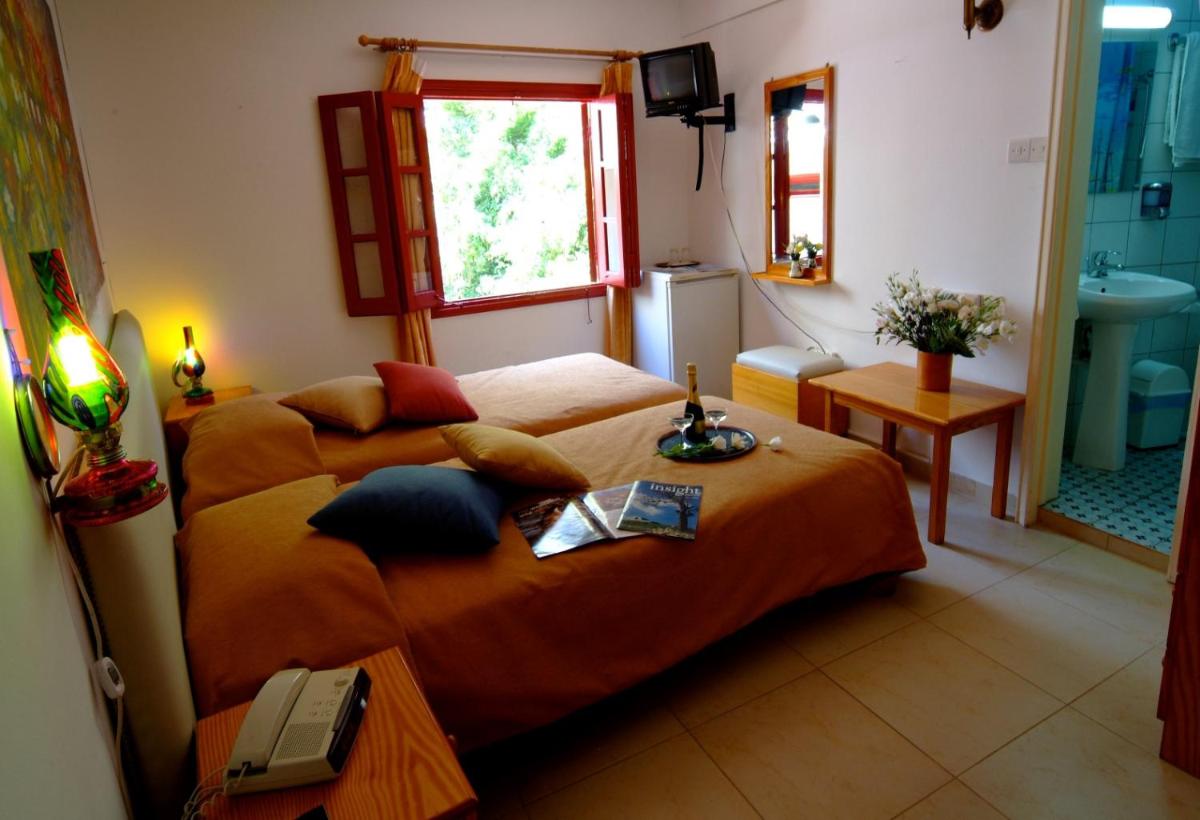 Kiniras Traditional Hotel & Restaurant - Housity