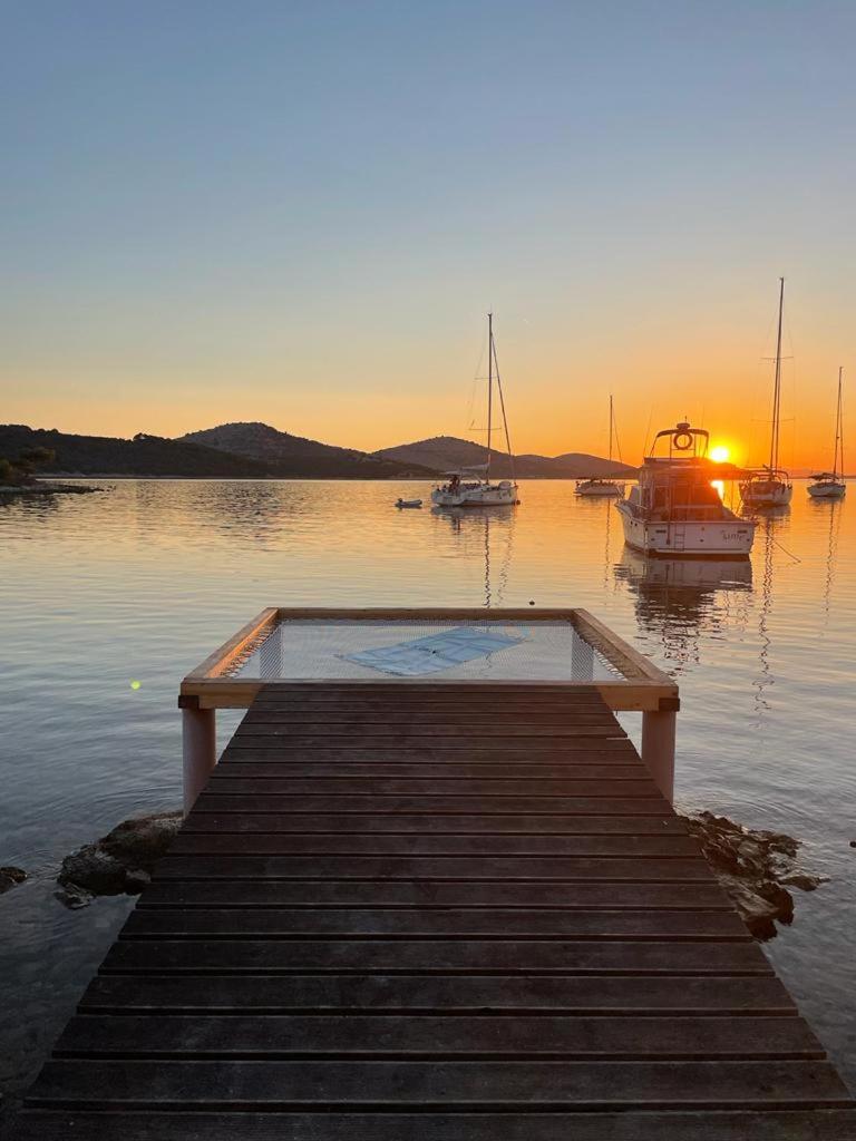 Beach house Hela - resort & tavern BAIN, free transport, pool, Island of Žut - Kornati - Housity