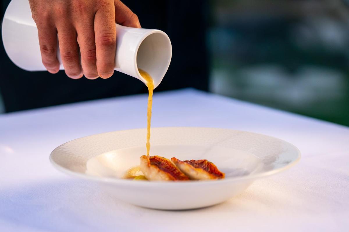Comida en o cerca de este hotel