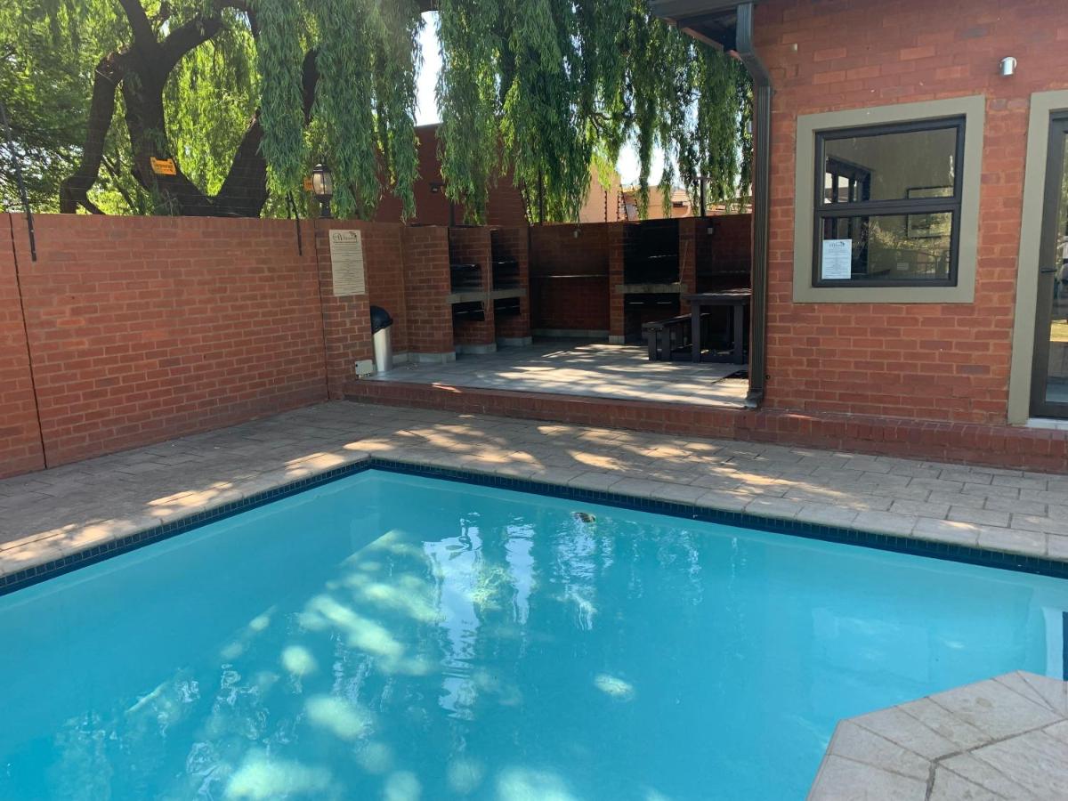 OR Tambo Self Catering Apartments, The Willows - Housity