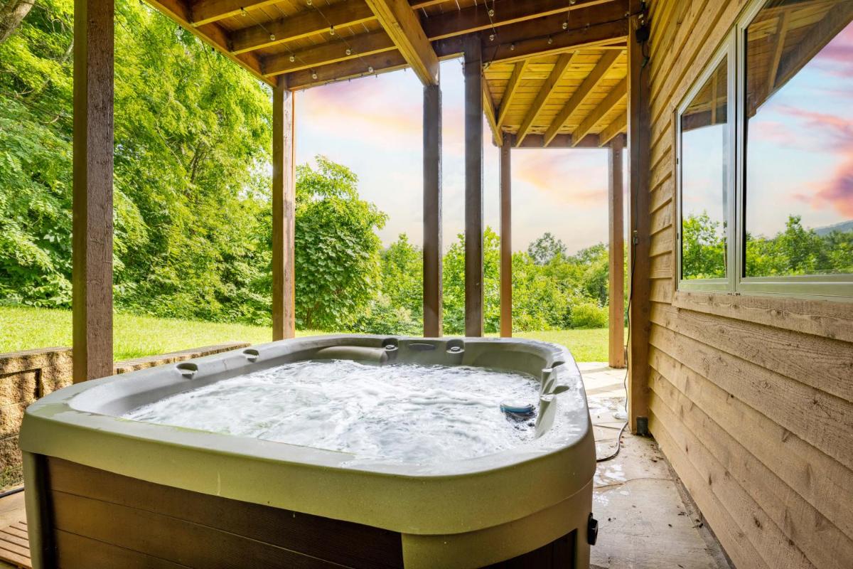 --Mountain Chalet Getaway with Breathtaking View Next to Tail of Dragon-- - Housity