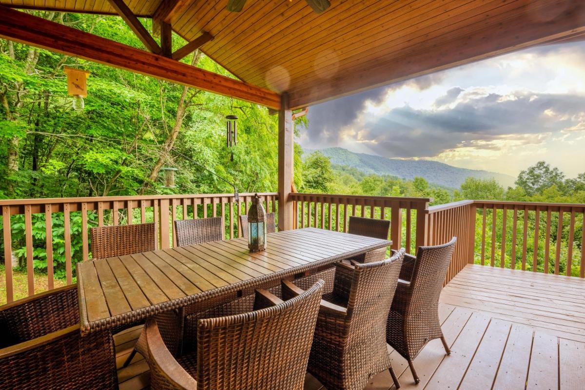 --Mountain Chalet Getaway with Breathtaking View Next to Tail of Dragon-- - Housity