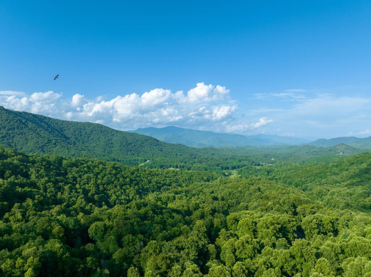 --Mountain Chalet Getaway with Breathtaking View Next to Tail of Dragon-- - Housity