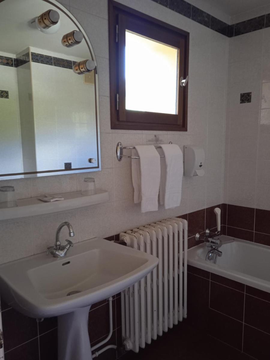 Salle de bains dans l'établissement Hotel les Sapins