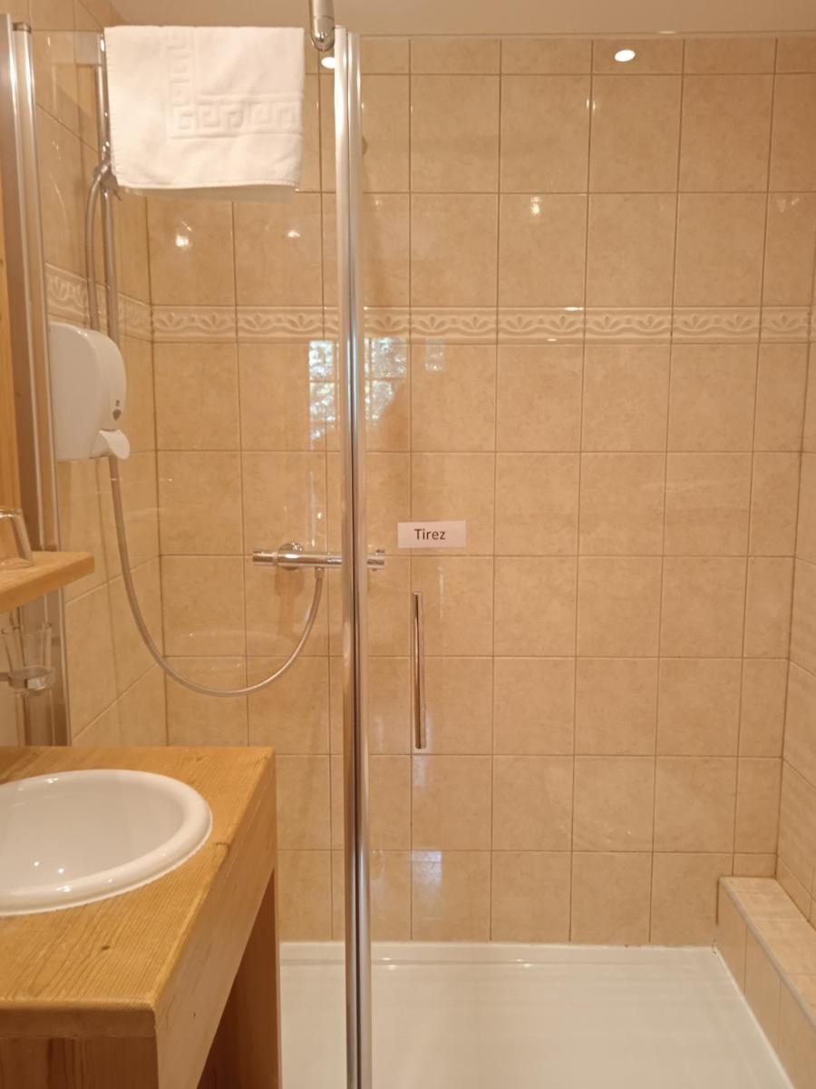 Salle de bains dans l'établissement Hotel les Sapins