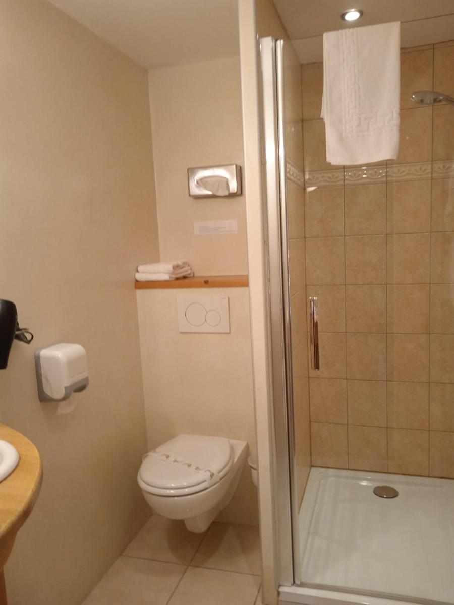 Salle de bains dans l'établissement Hotel les Sapins