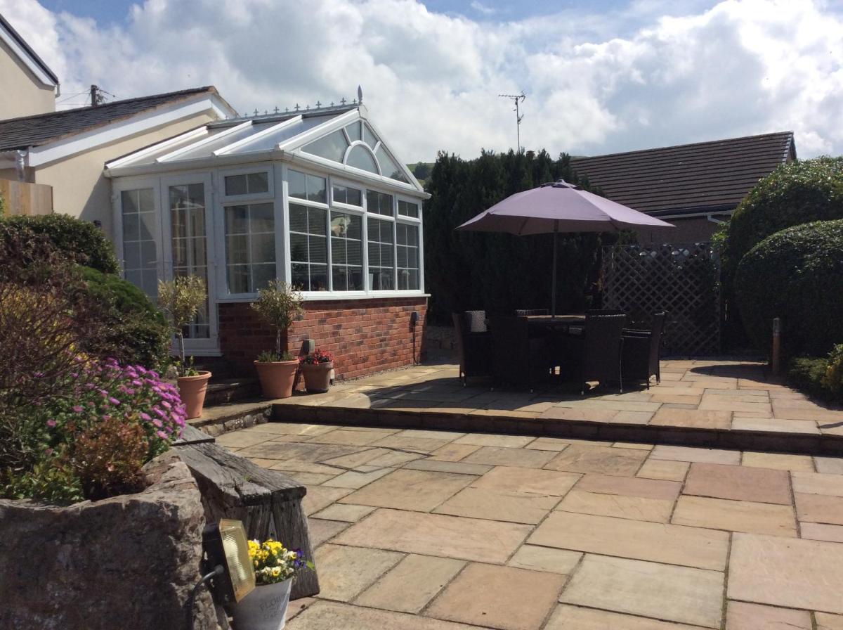 Ty Bach, 1 bedroom home with hot tub and views - Housity
