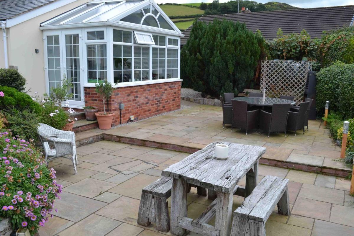 Ty Bach, 1 bedroom home with hot tub and views - Housity