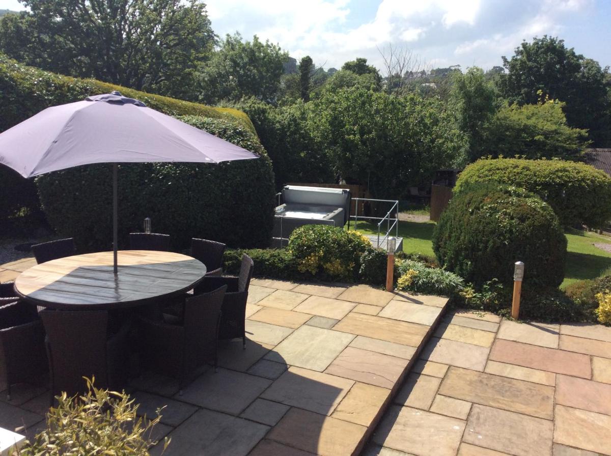 Ty Bach, 1 bedroom home with hot tub and views - Housity