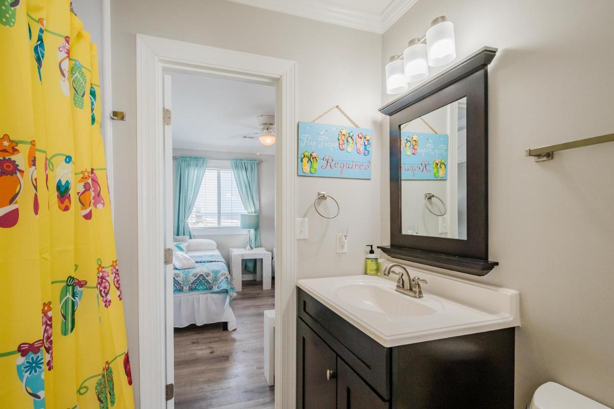 Just Beachy by Oak Island Accommodations - Housity