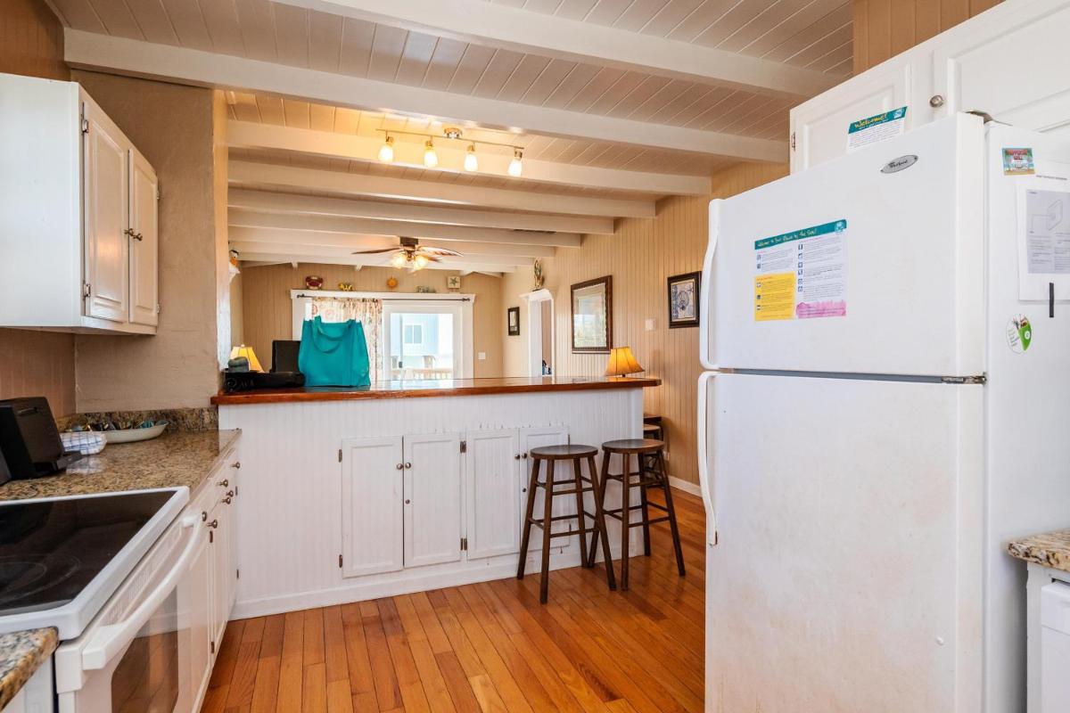 Coastal Breeze by Oak Island Accommodations - Housity