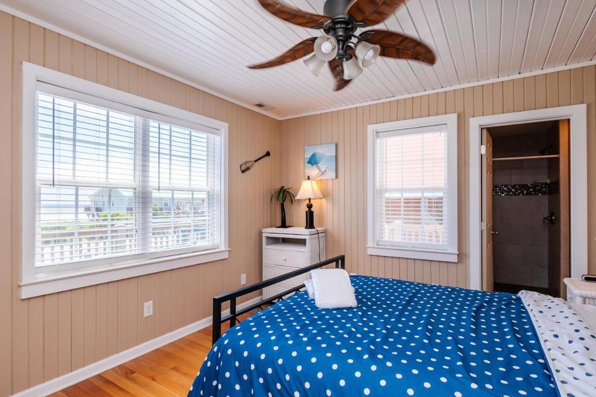 Coastal Breeze by Oak Island Accommodations - Housity
