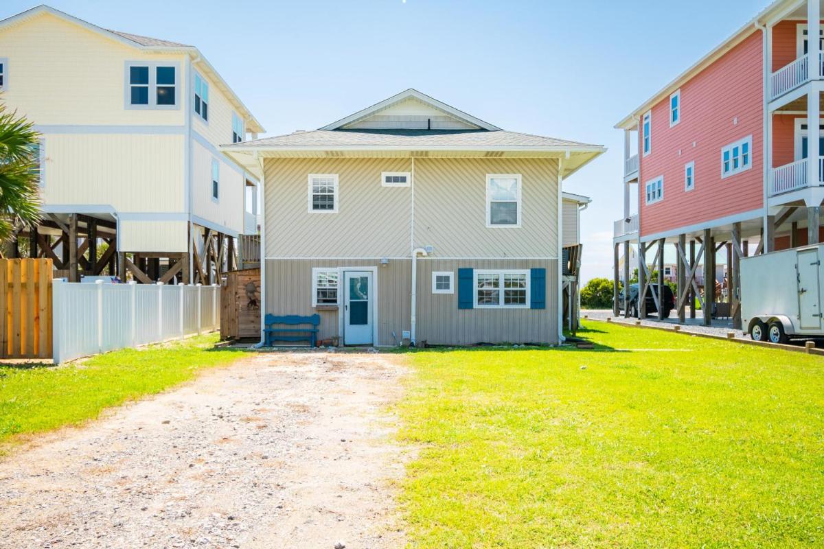 Coastal Breeze by Oak Island Accommodations - Housity