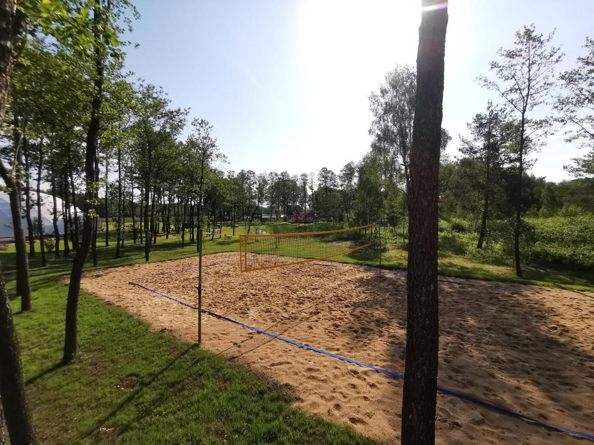 Pirties namelis ant ežero kranto - Housity