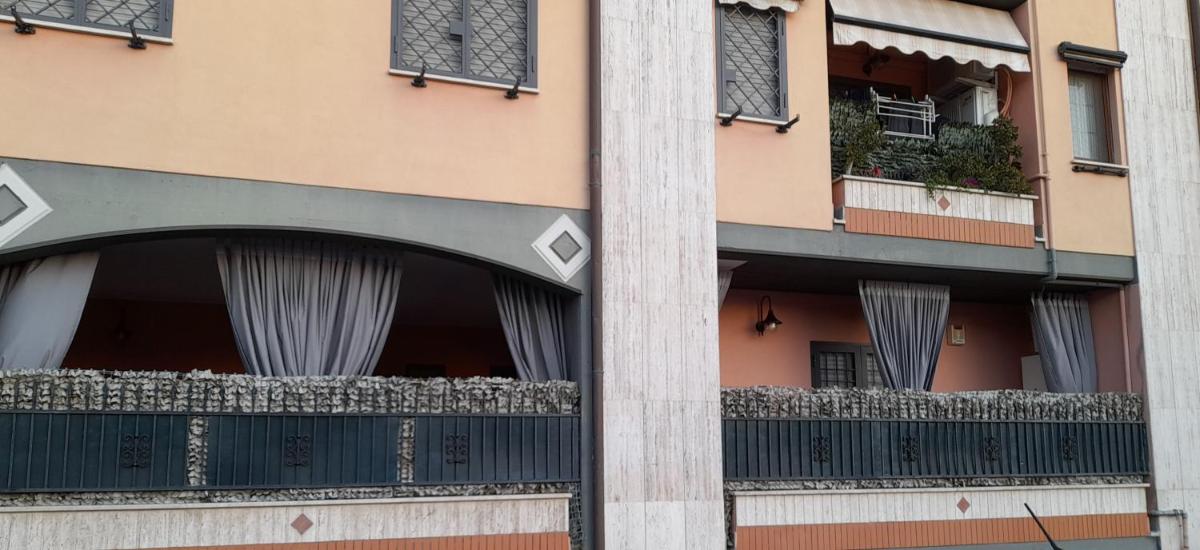 Casa con Veranda in Centro - Comodo Parcheggio e Garage Incluso - Housity