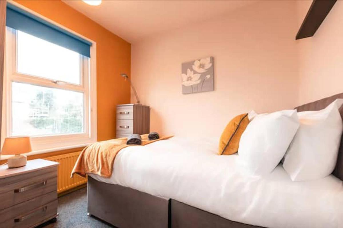 Charming 3-Bed House in Wellingborough - Housity