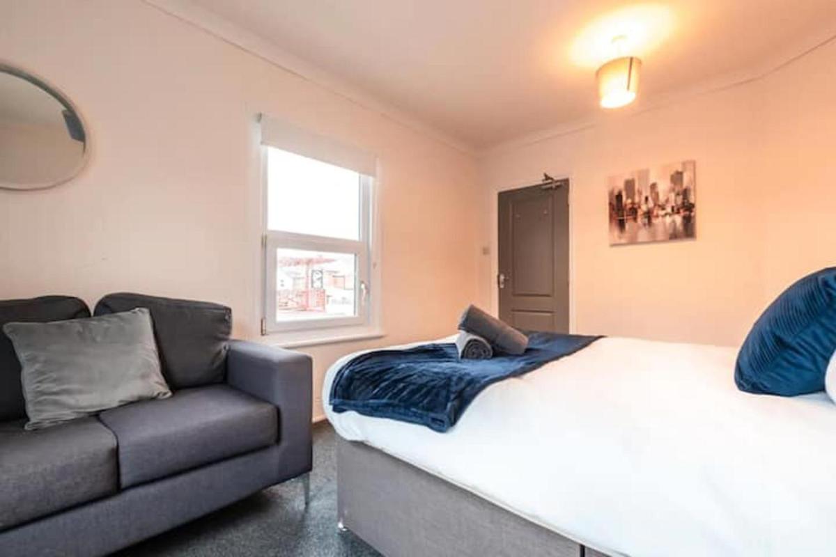 Charming 3-Bed House in Wellingborough - Housity