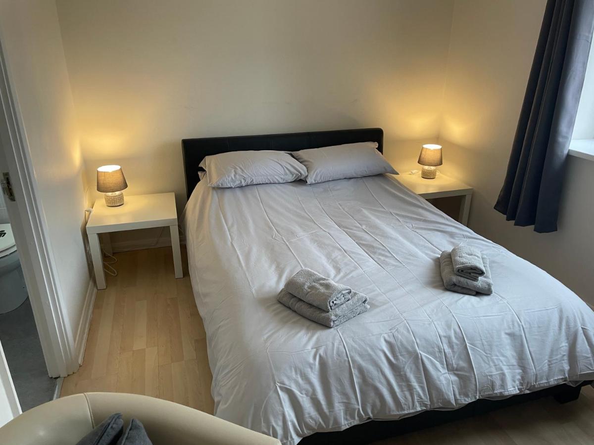 The Swallows Popular Location 3 Bedroom House FREE WI-FI and SKY TV IN ALL ROOMS - Housity