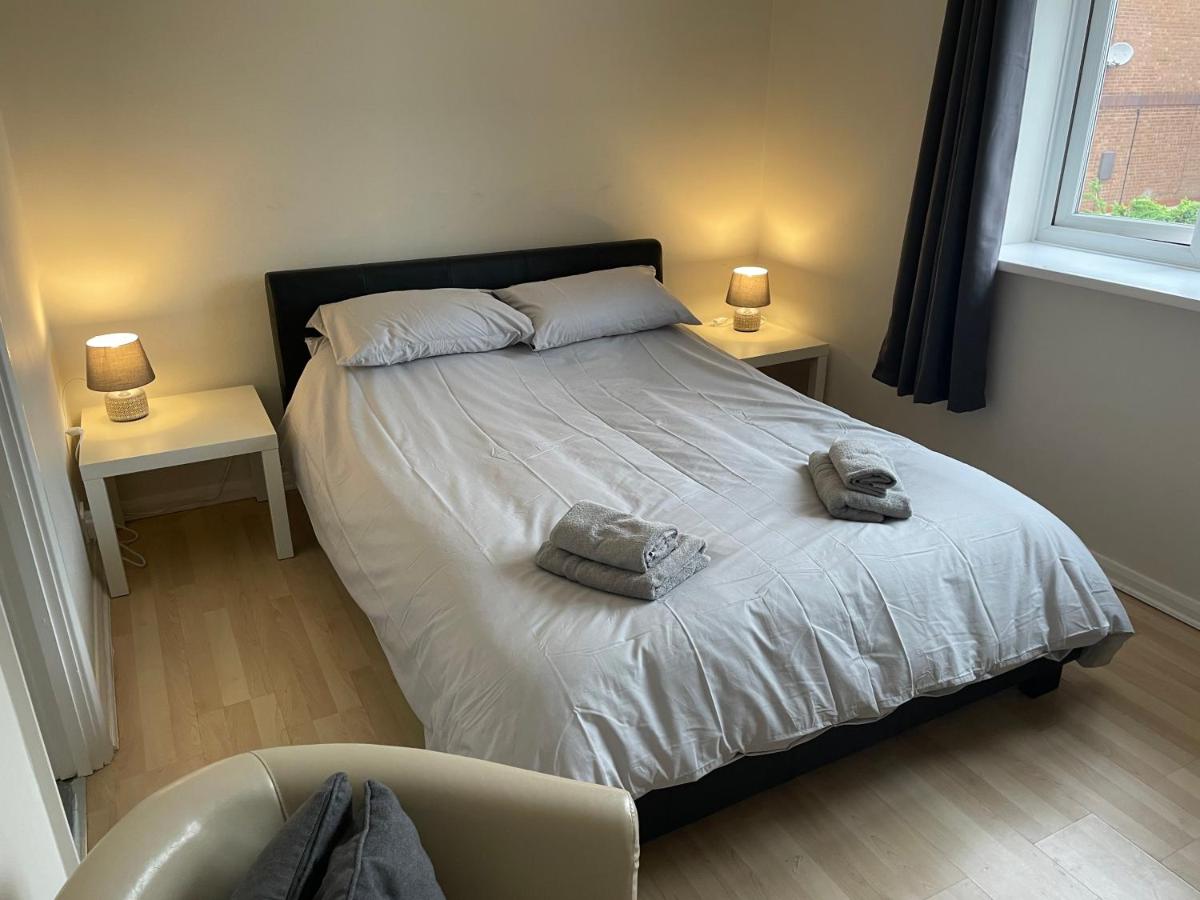 The Swallows Popular Location 3 Bedroom House FREE WI-FI and SKY TV IN ALL ROOMS - Housity