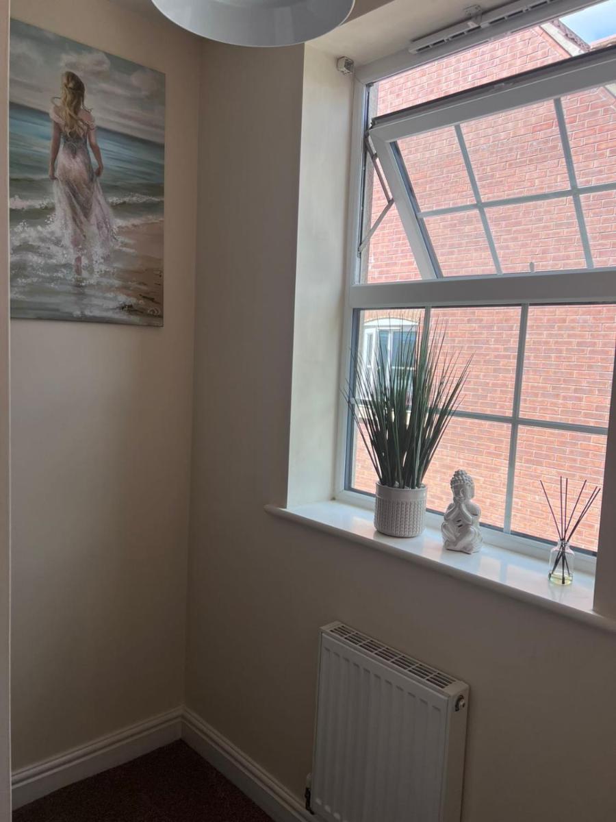 Centrally Located Lincolnshire Home With Free Parking On Premises - Housity
