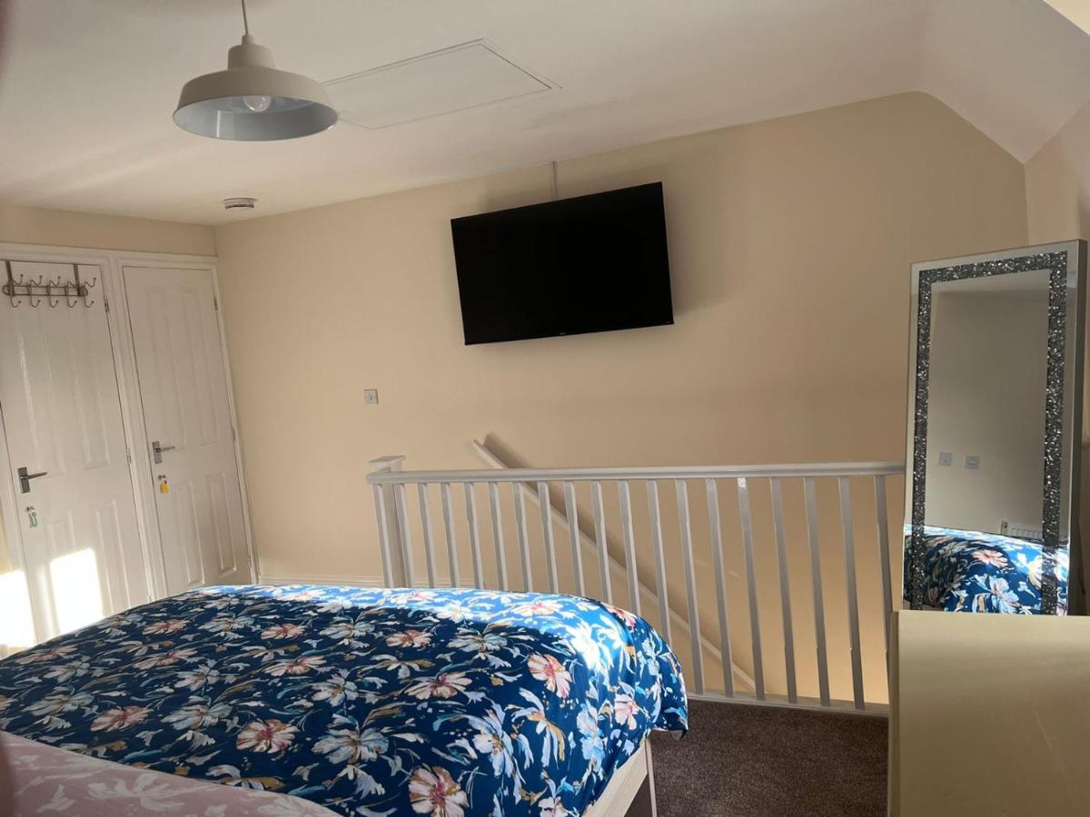 Centrally Located Lincolnshire Home With Free Parking On Premises - Housity