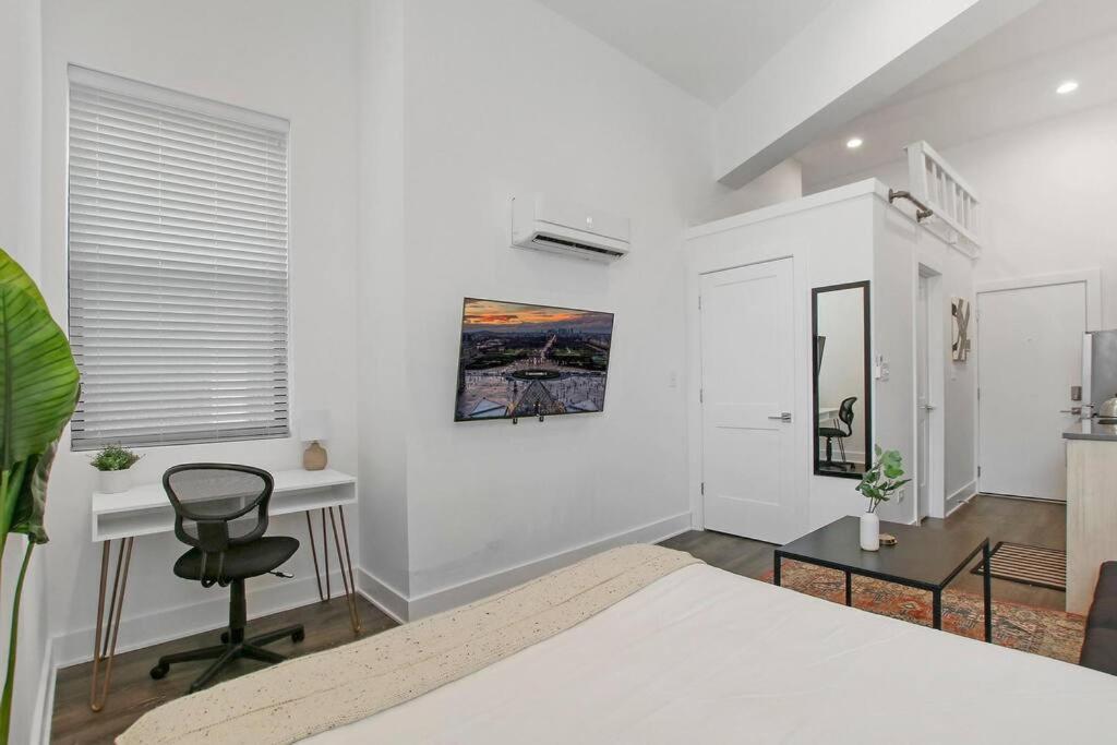 Simple Studio Apt with In-unit Laundry - Wilson 403 - Housity