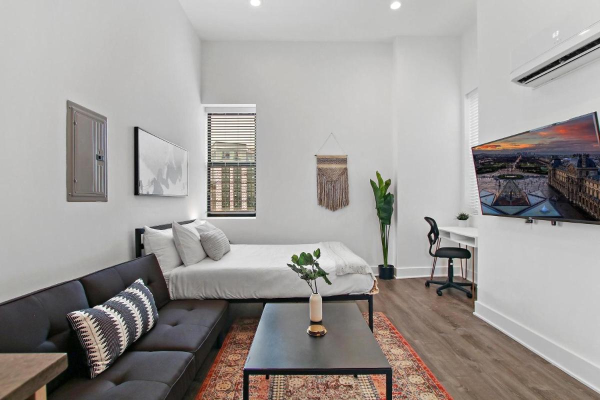 Simple Studio Apt with In-unit Laundry - Wilson 403 - Housity