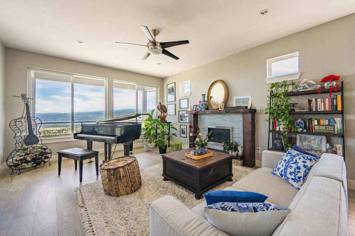 Stylish Single House With Lake & Mountain View - Housity
