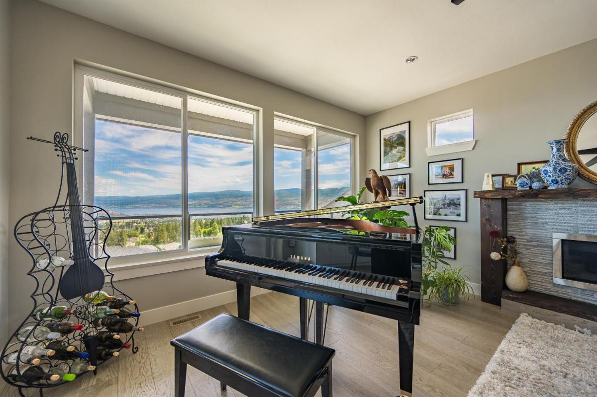 Stylish Single House With Lake & Mountain View - Housity