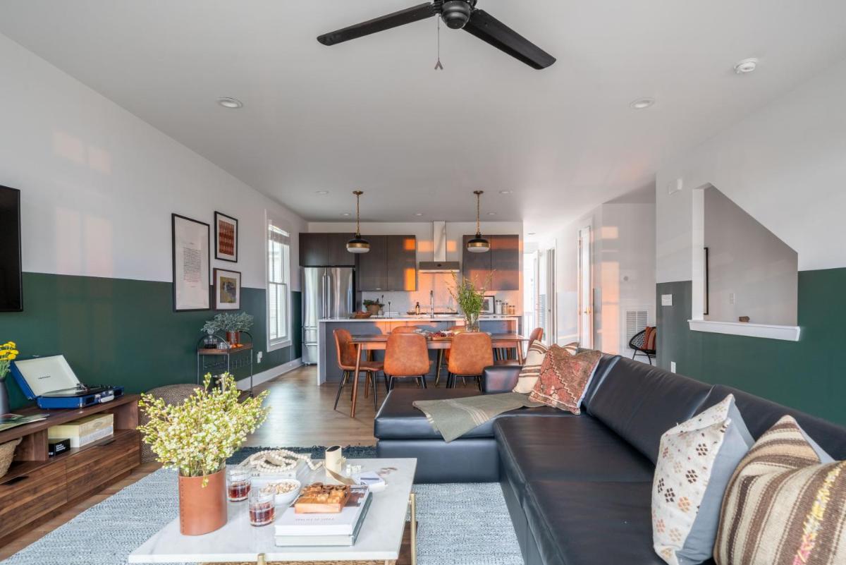 Emmylou by AvantStay Magnificent 4BR Condo in Heart of Nashville - Housity