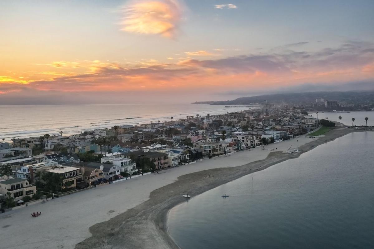 Bay View 3 by AvantStay Stunning Home on the Beach In Mission Beach - Housity