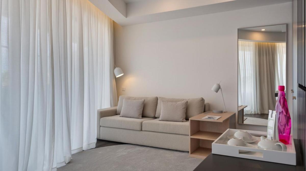 Uma área de estar em Longevity Health & Wellness Hotel - Adults Only