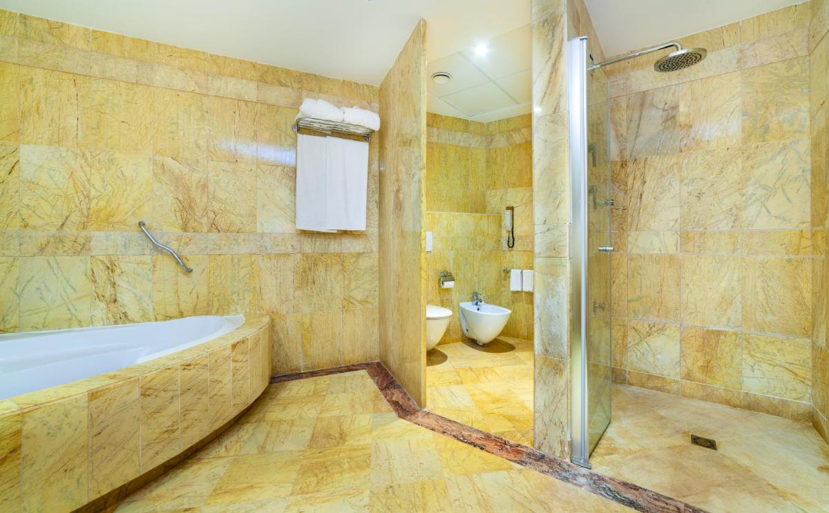 Un baño de Hotel Serrano Palace