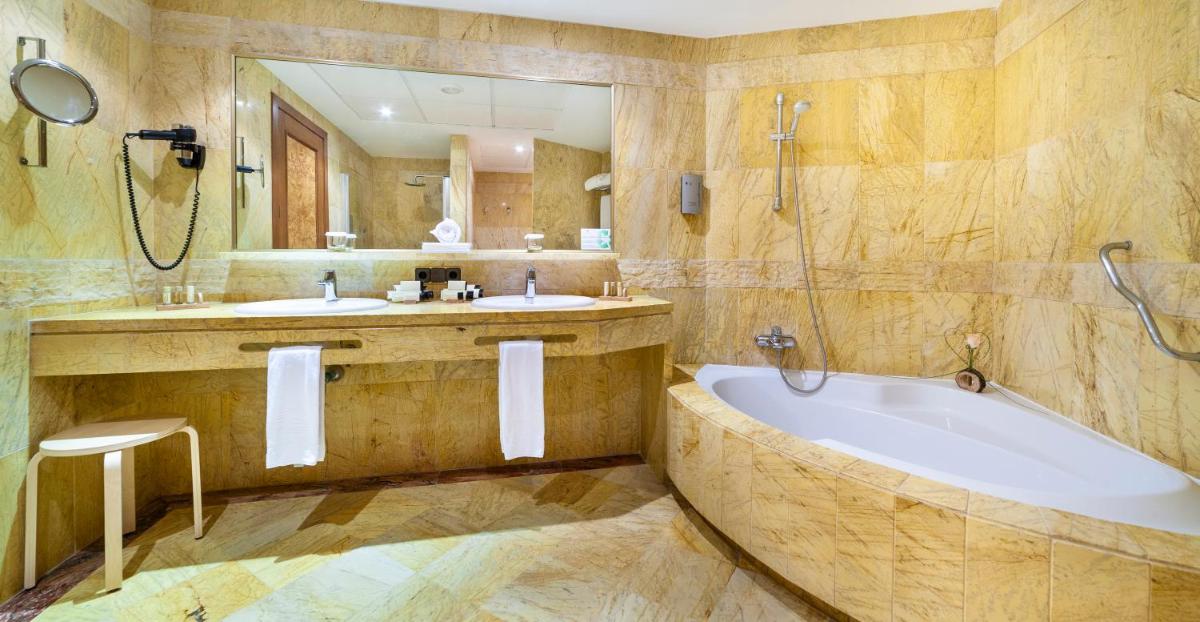 Un baño de Hotel Serrano Palace