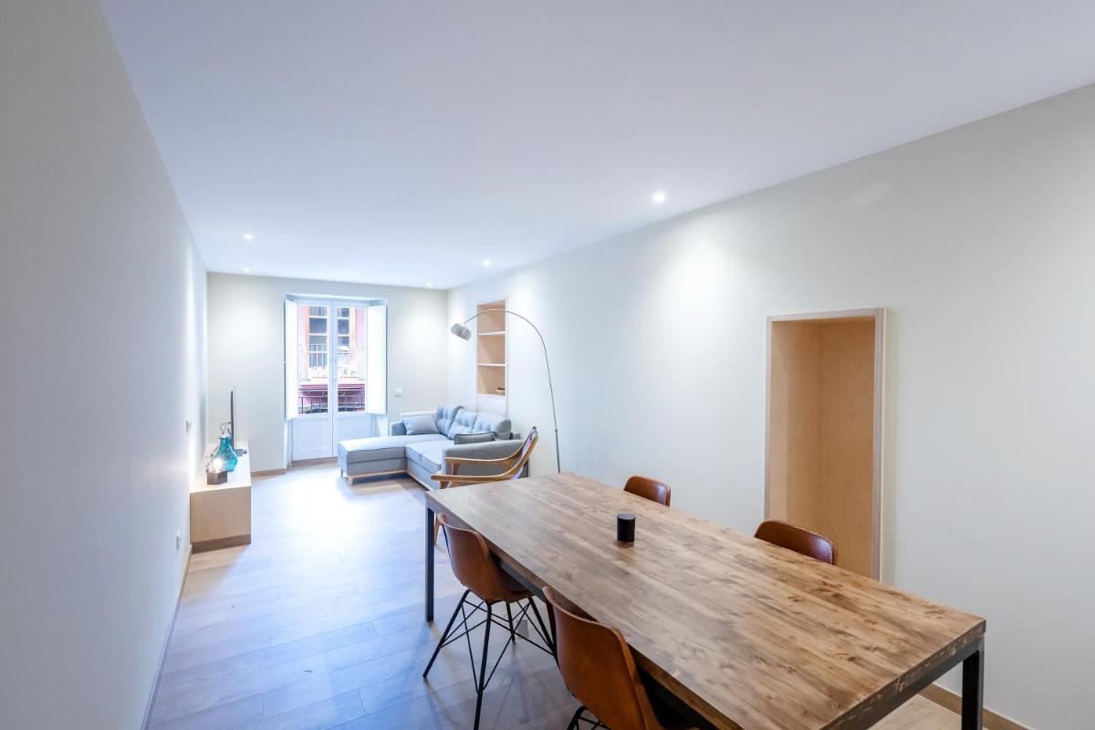 HERITAGE APARTMENTS CERDANYA al carrer Major i parking - Housity