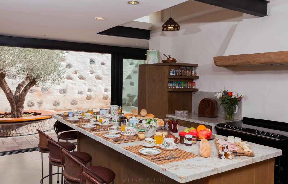 Suitetrails - Historic Canarian House, Private Heated Infinity Pool, BBQ, WIFI + Panoramic Ocean Views