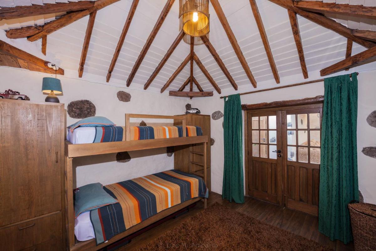 Suitetrails - Historic Canarian House, Private Heated Infinity Pool, BBQ, WIFI + Panoramic Ocean Views