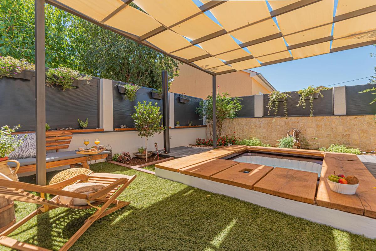 Lux house Versys with jacuzzi - Housity