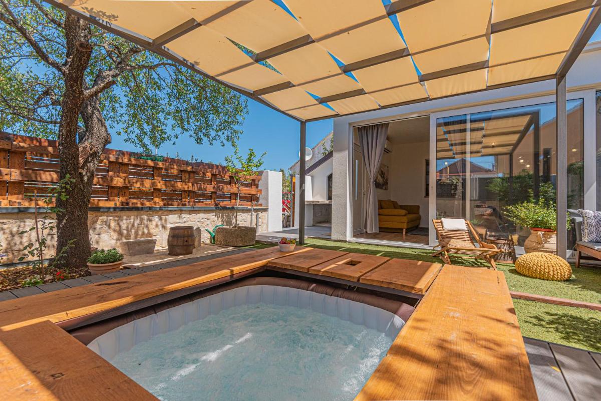 Lux house Versys with jacuzzi - Housity