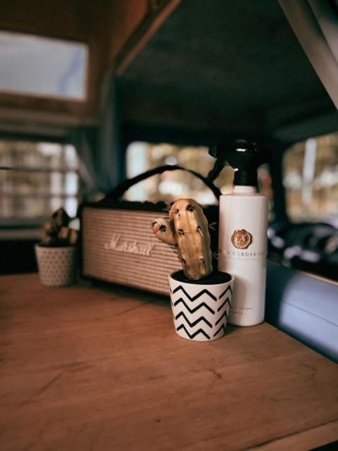 GLAMPING VAN BETTY SUE (Tomorrwloand 5minutes walk) - Housity