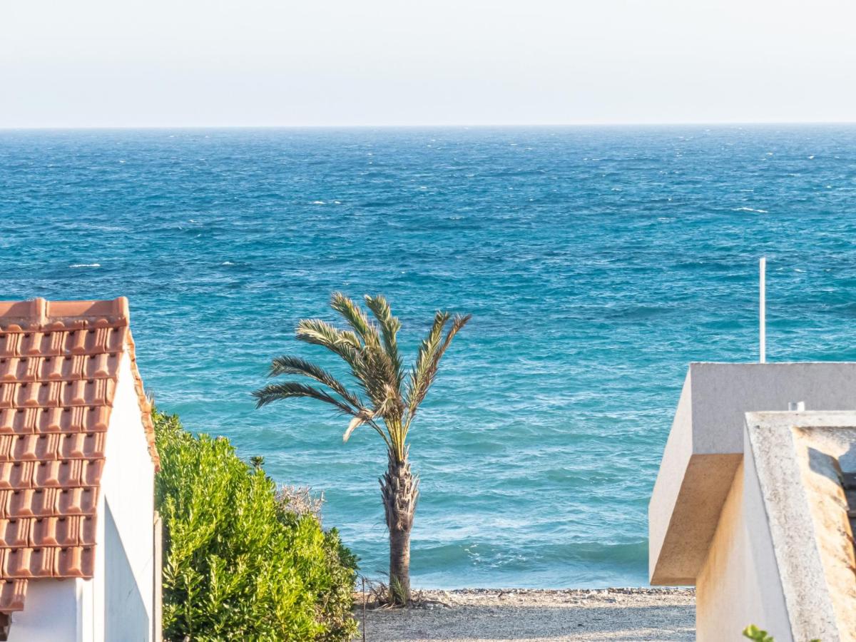 Greek Island Style 2 bedroom Villa with Pool next to the Sea - Housity