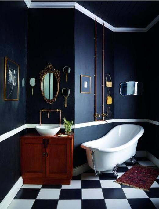 Die Heks se Huis - Housity