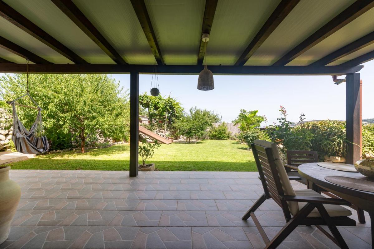 Villa Il Mandorlo with garden and terrace in Forio d'Ischia - Housity