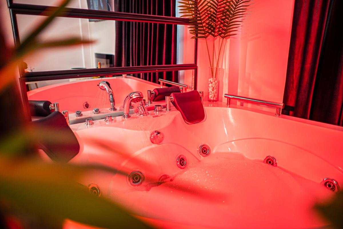 Apartment de Lux Craiova Jacuzzi Pat Rotund Semineu Zona Ford - Housity