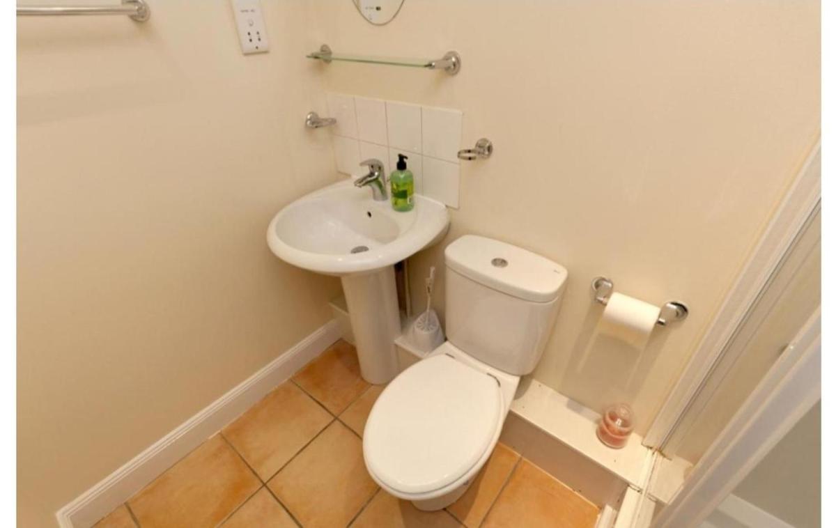 One Bedroom Blissful Apartment in Aberdeen - Housity